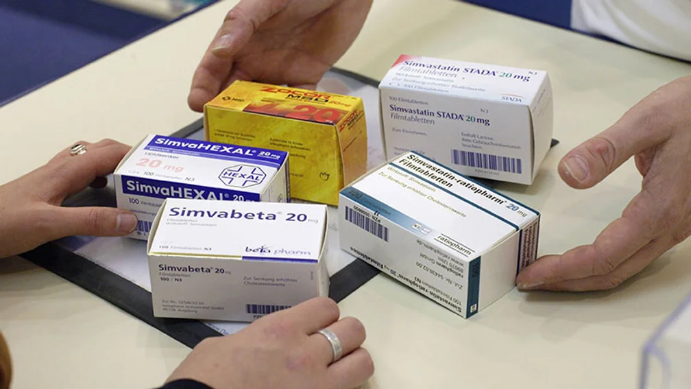 5 verschiedene Packungen von Simvastatin auf einem Apothekentisch