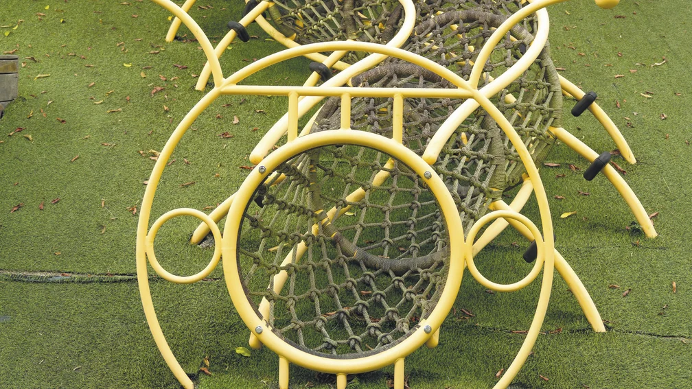 Röhrenartiges Klettergerüst zum Durchkrabbeln