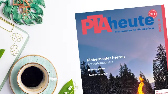 PTAheute 3 liegt auf einem Tisch, daneben eine Tasse Kaffee
