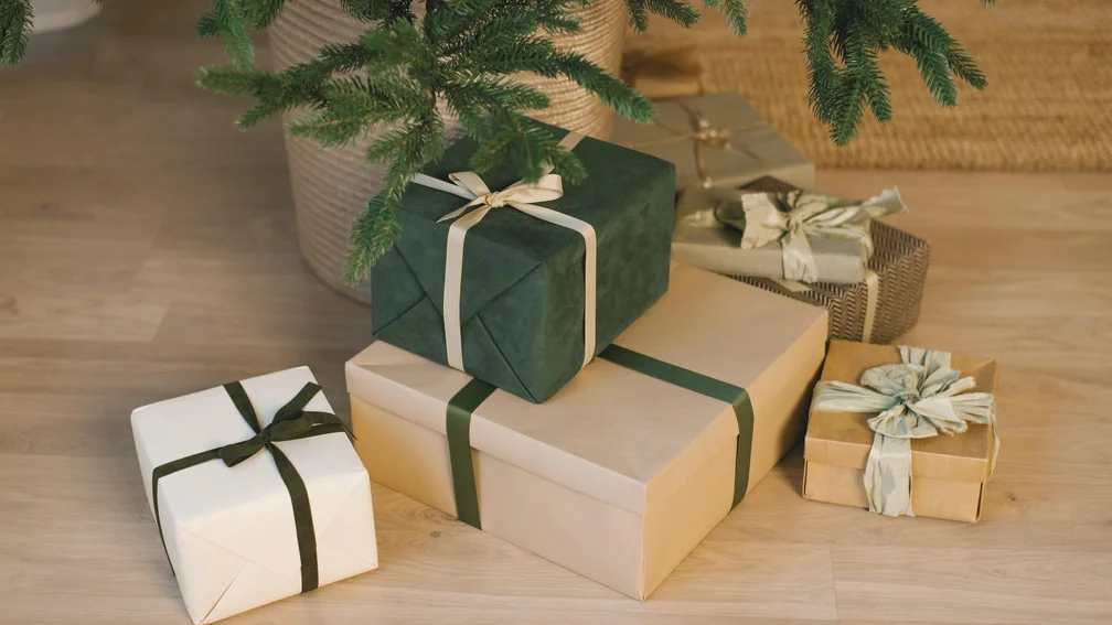 Geschenke unter einem Weihnachtsbaum