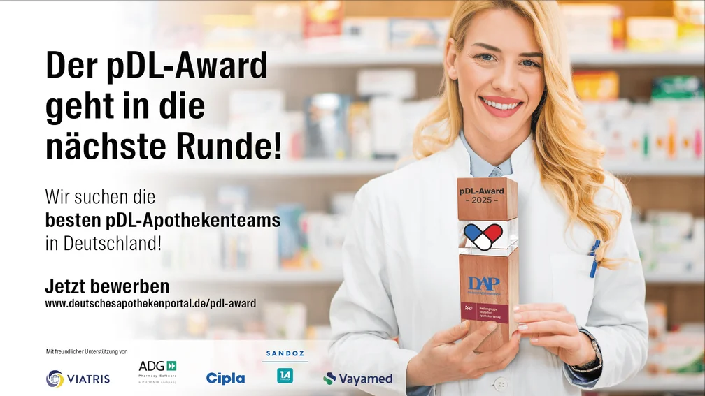 Apothekerin hält lächelnd den pDL-Award in den Hönden