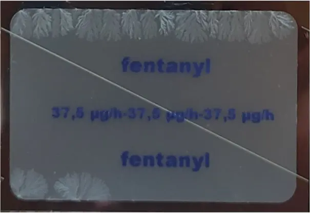 Kristalle am oberen und unteren Rand von Fentanyl-Pflaster