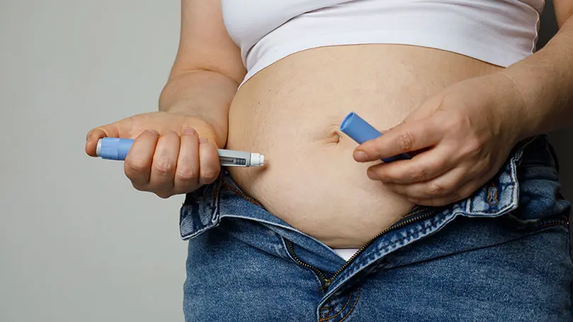 Übergewichtige Frau spritzt sich Insulin in den Bauch