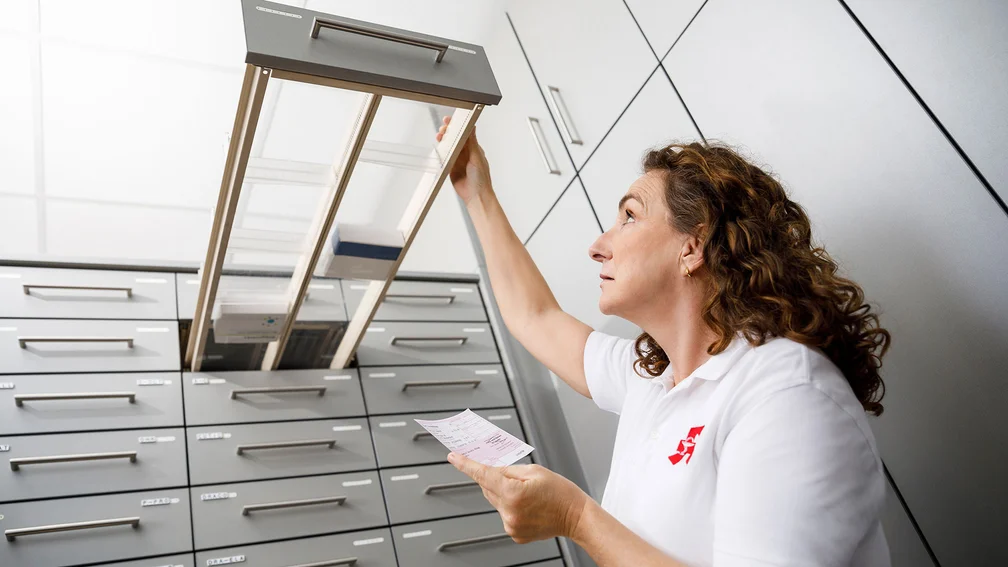leere Schublade im Apothekerschrank