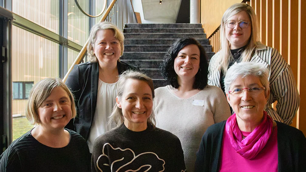sechs Frauen auf einer Treppe