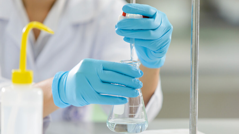 PTA hält reguliert Bürette und schwenkt Erlenmeyerkolben