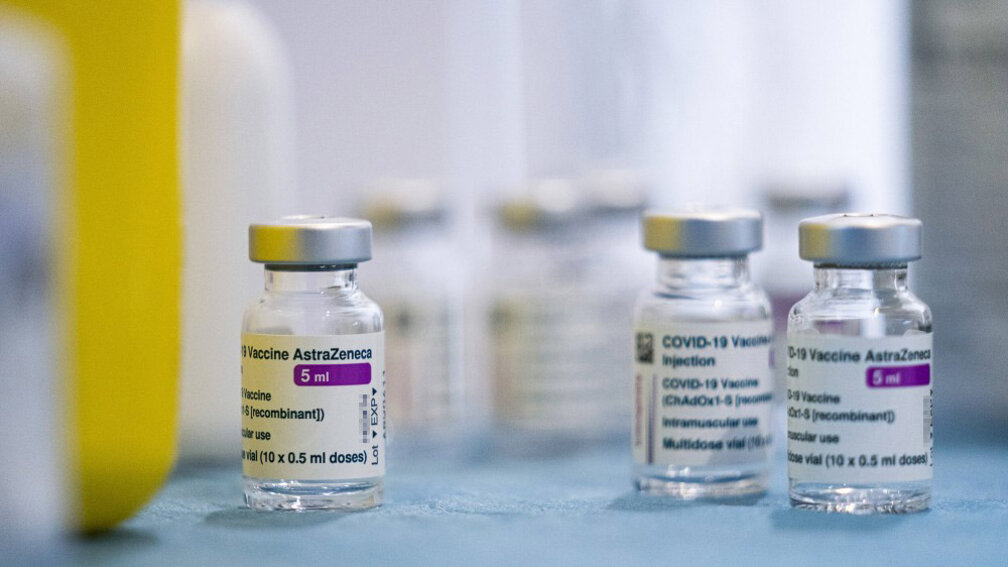 3 Vials mit Astrazeneca