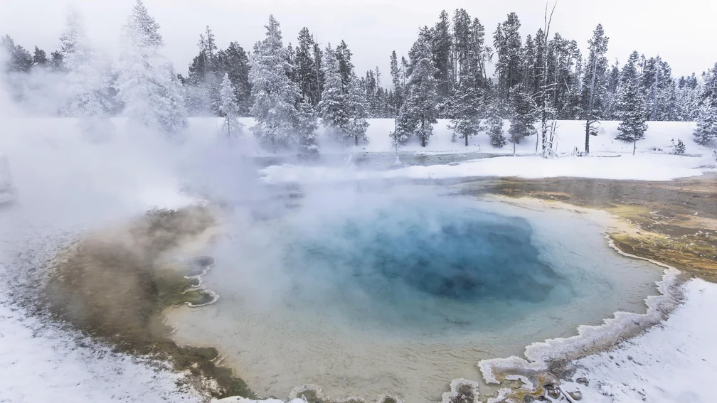 Dampfender Geysir im Schnee