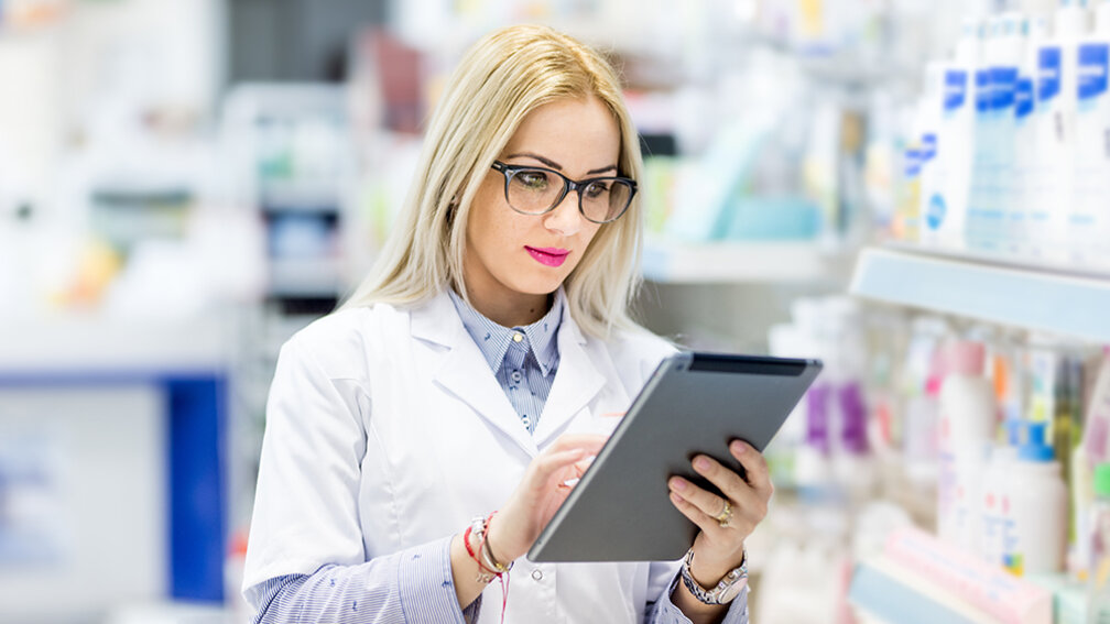 Junge PTA schaut auf ein Tablet