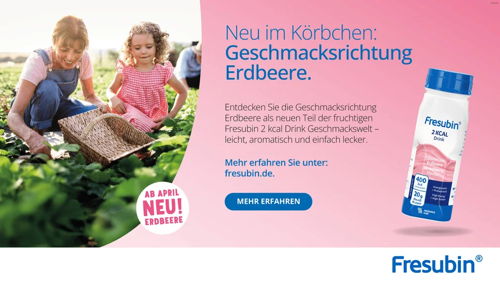 Frau und einem Kind beim Erdbeerpflücken, Anzeige für Fresubin 2 kcal Drink Erdbeergeschmack
