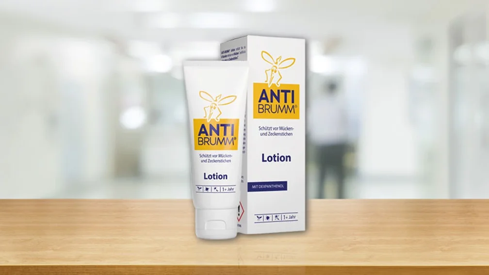 Anti Brumm Lotion Tube und Verpackung auf einem Tisch