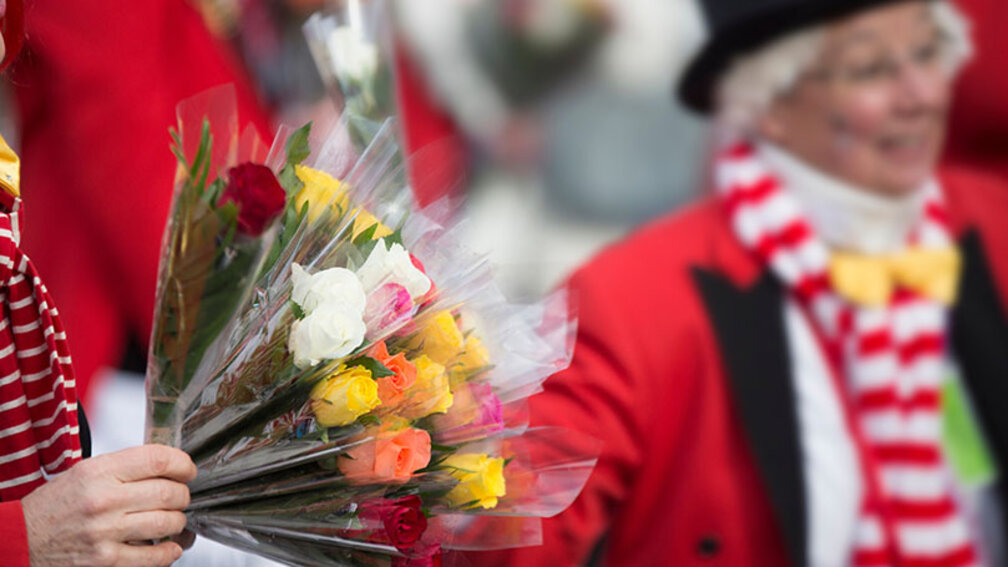 Karnevalist hält Rosenstrauß
