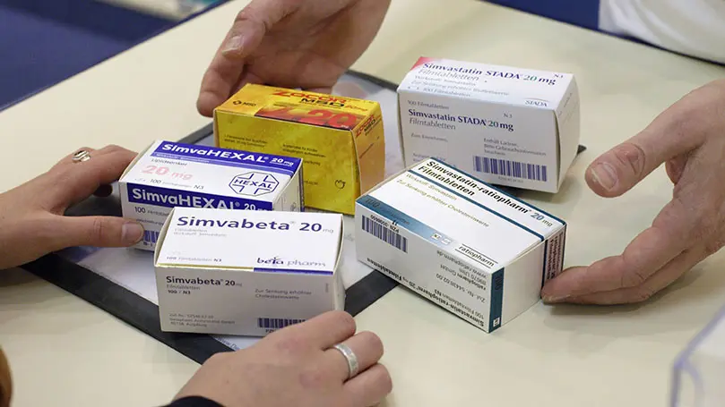 5 verschiedene Packungen von Simvastatin auf einem Apothekentisch
