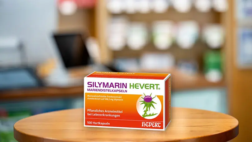 Packung Hevert Silymarin Mariendistelkapseln auf Apothekentisch