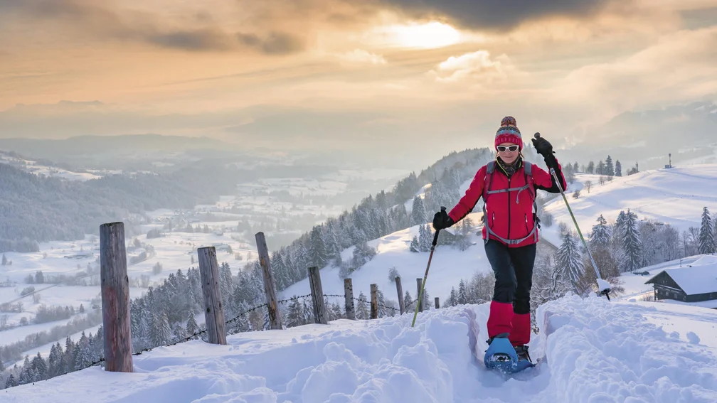 Frau beim Schneeschuhwandern