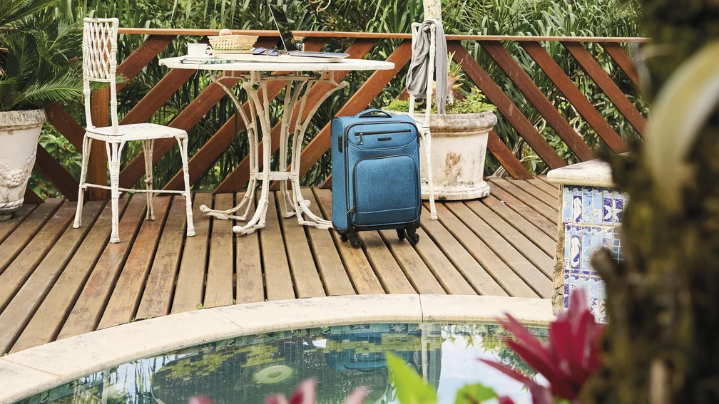 Gepackter Koffer am Pool