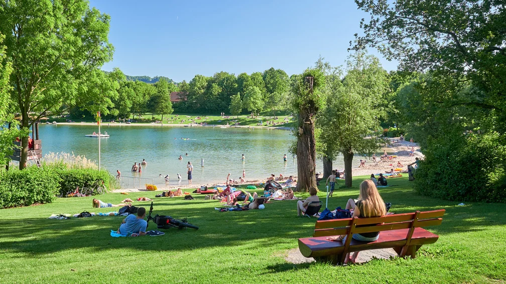 Menschen an einem Badesee