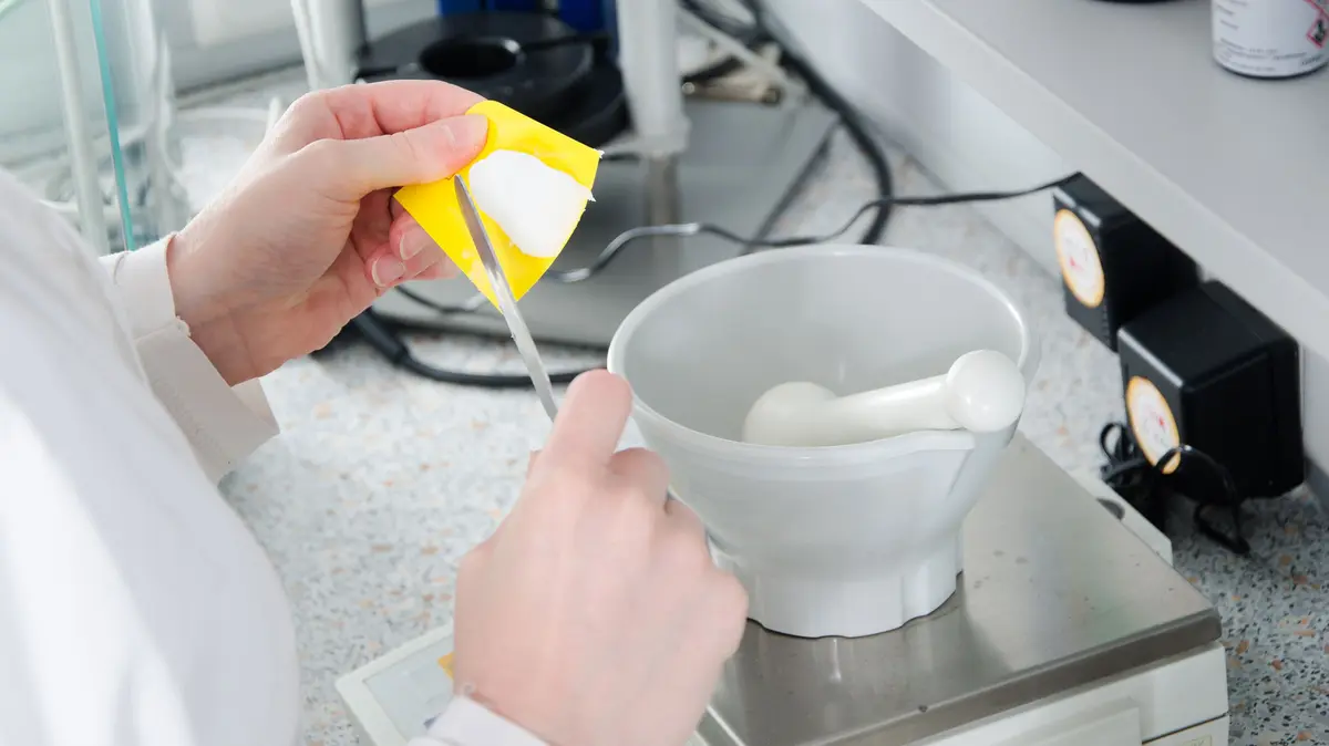 PTA streicht Creme von gelbem Spatel