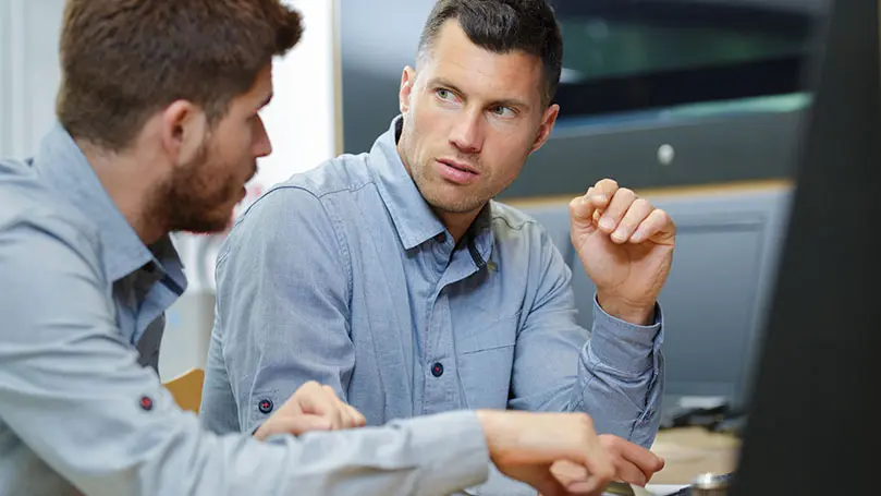 zwei Männer im Gespräch
