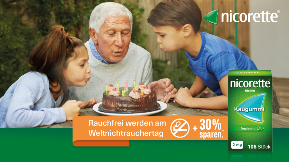 zwei Kinder pusten Kuchenkerzen mit älterem Mann aus