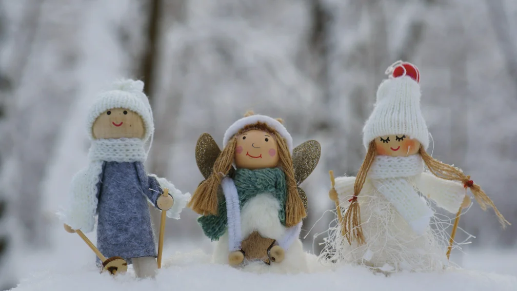 Puppen stehen im Schnee