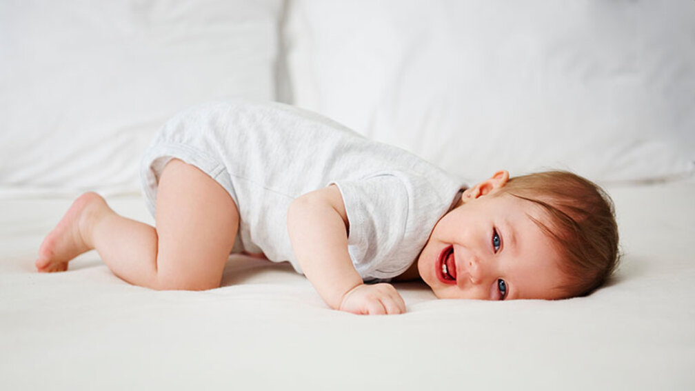 Baby auf allen Vieren lacht