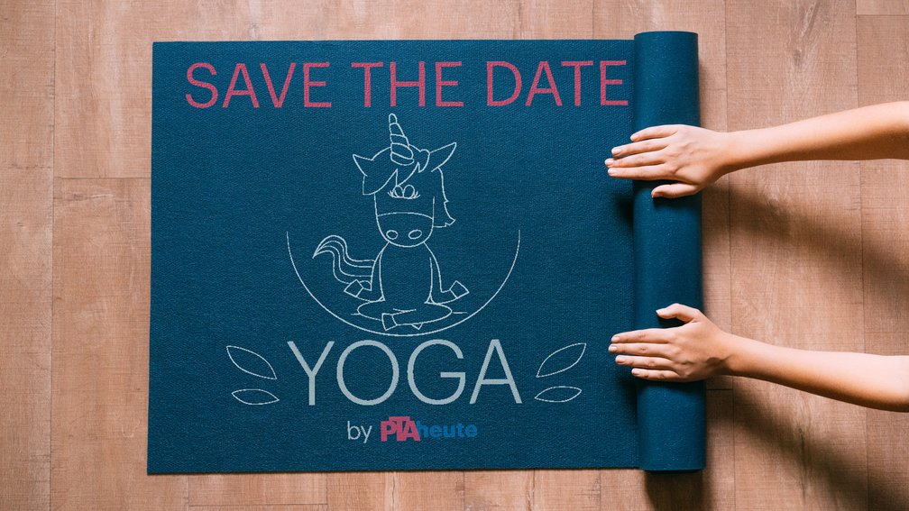 Frau sitzt vor Laptop und macht Yoga