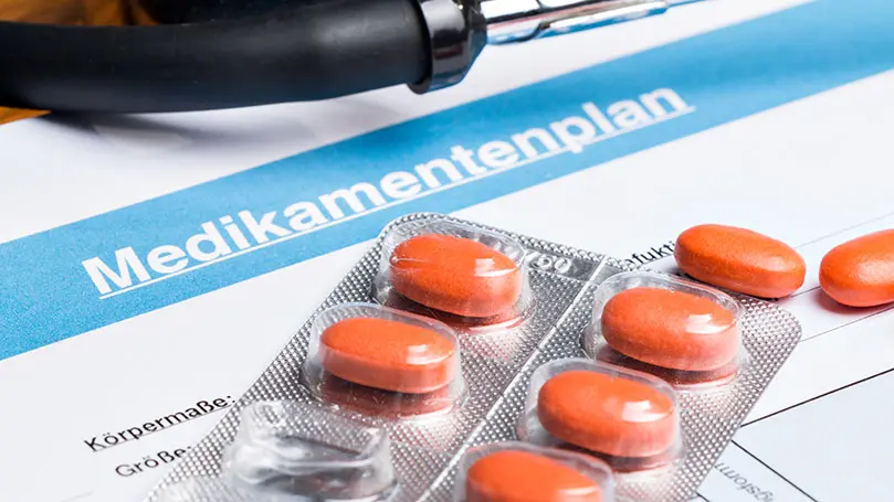 Auf einem Blatt steht "Medikamentenplan"