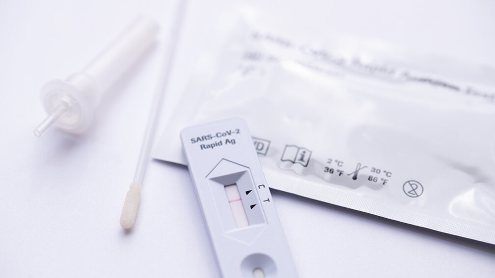 Negativer Coronatest liegt auf Verpackung
