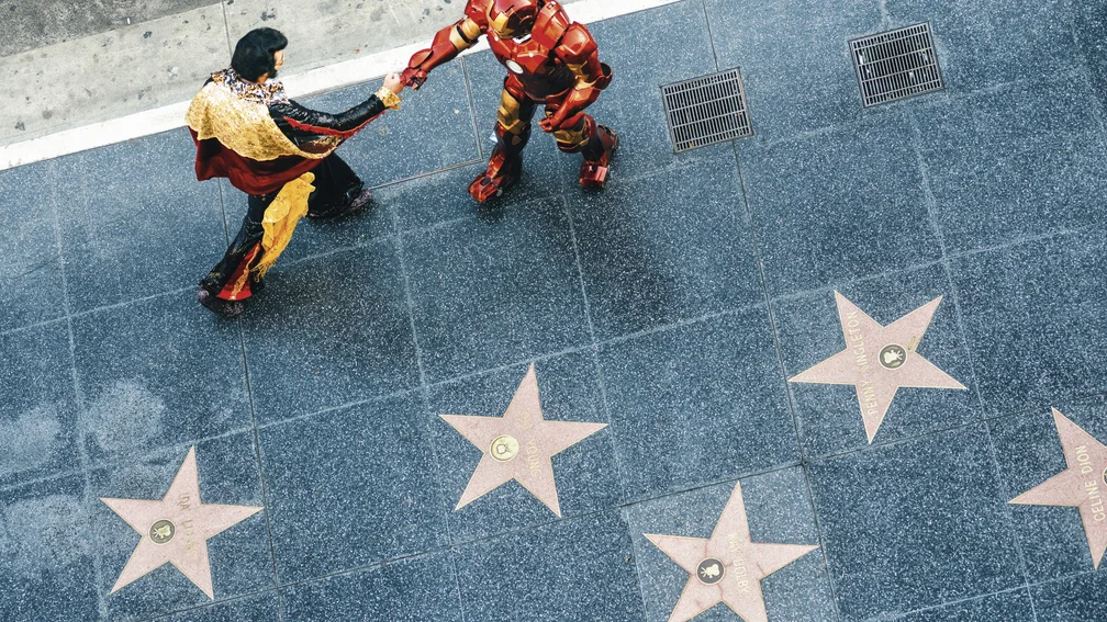Walk of Fame von oben, eine als Elvis verkleidete schüttelt einer als Iron Man verkleideten Person die Hand  