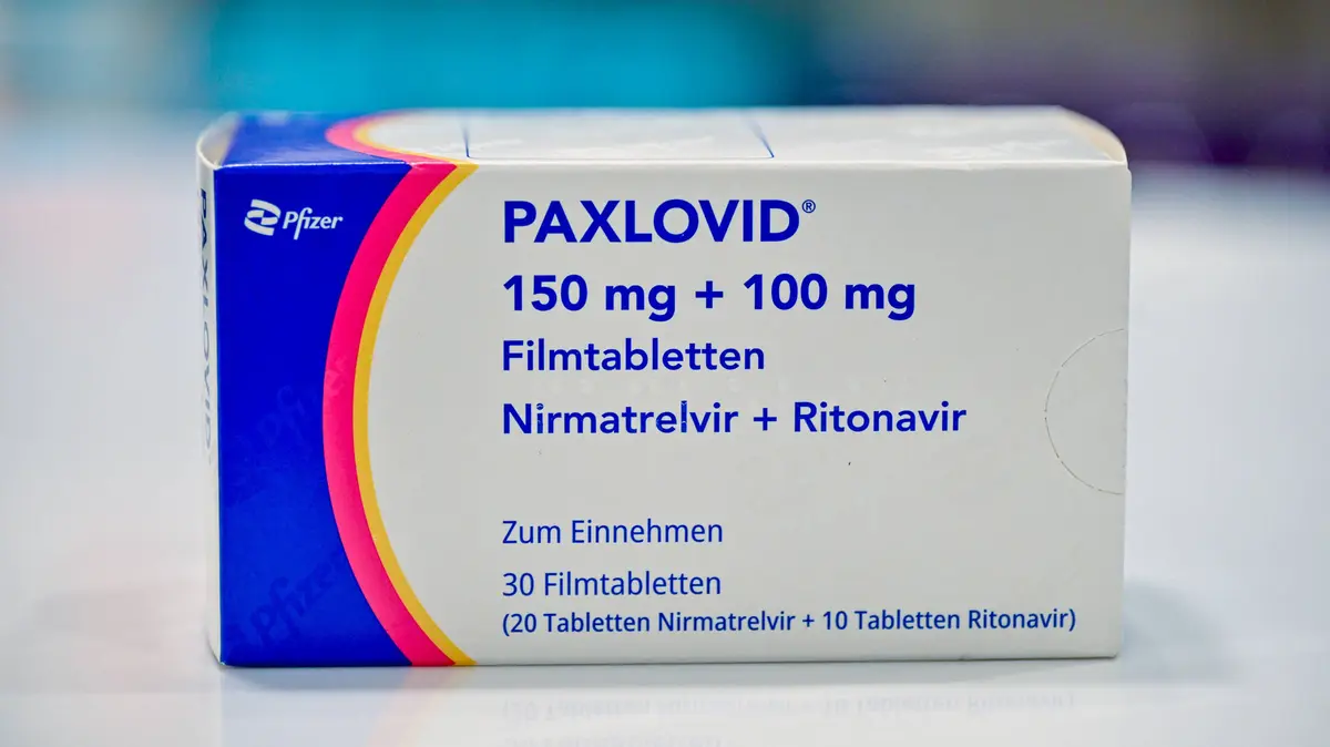 Verpackung Paxlovid steht auf dem HV-Tisch