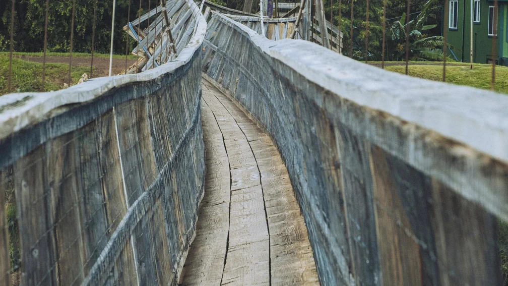 Kaputte verdrehte Holzbrücke