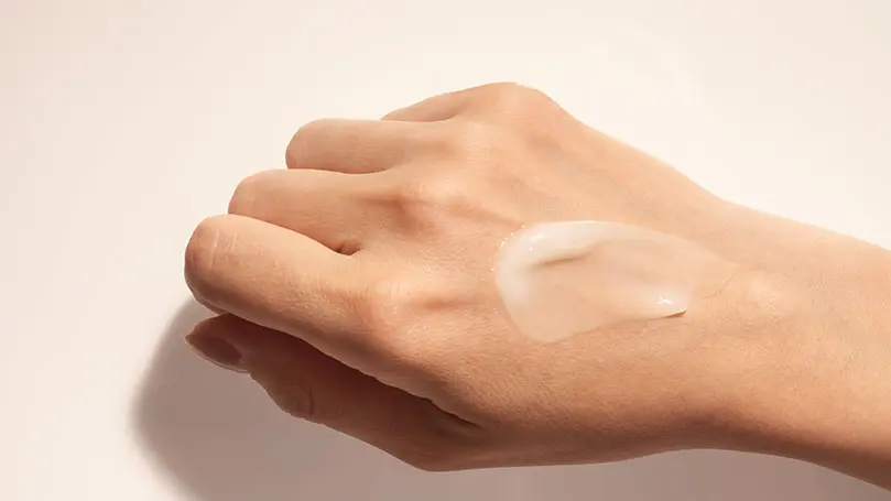 Handrücken mit einer Portion Gel
