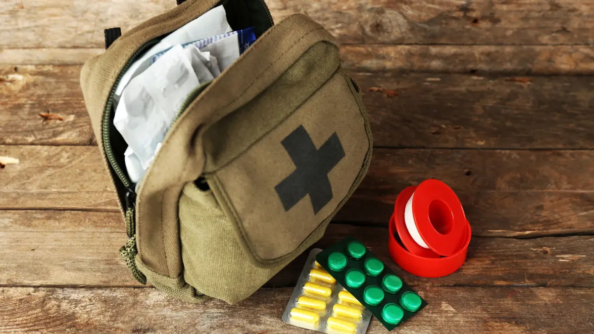 Wanderrucksack mit Medikamenten und Verbandmitteln