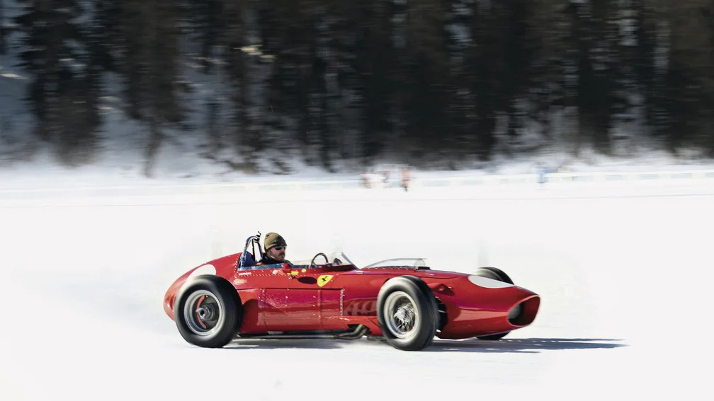 Rennauto fährt über Schnee