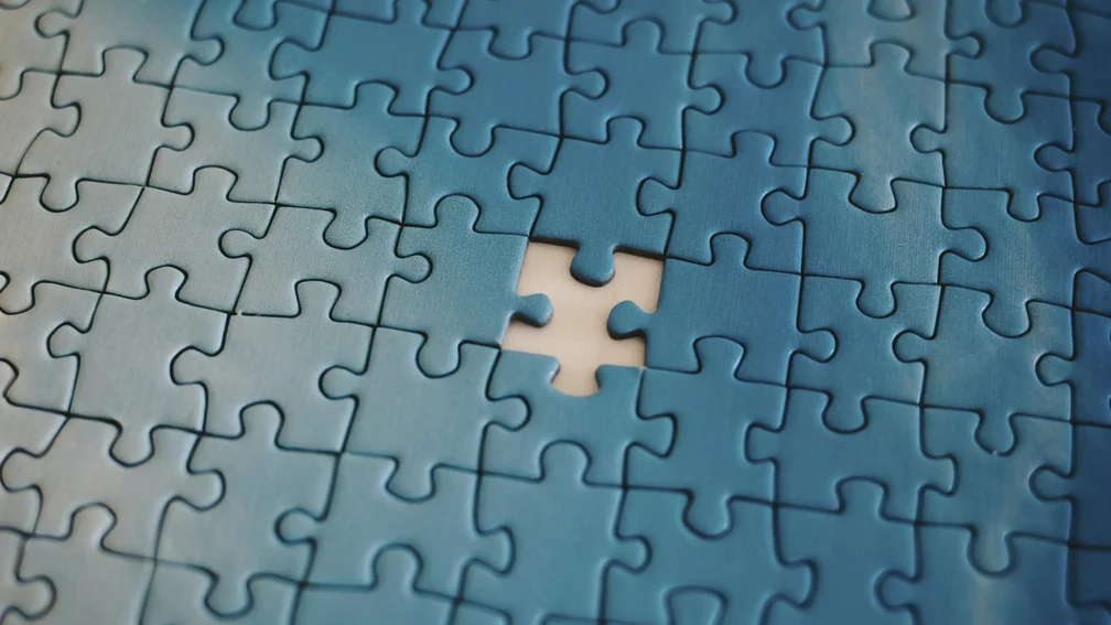 Blaues Puzzle, bei dem ein Teil fehlt.