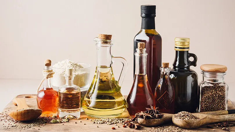Verschiedene Speiseöle in unterschiedlichen Glasflaschen aufgestellt