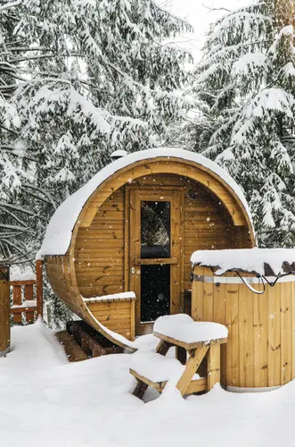 Saunafass mit Schnee bedeckt