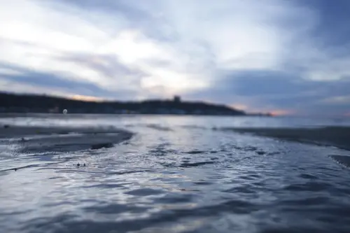 verschwommenes Bild eines Strandes am Abend