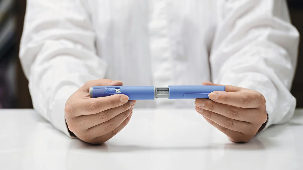 Person hält Pen mit beiden Händen