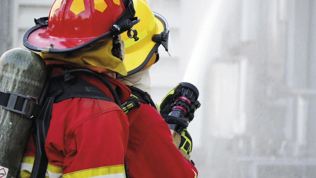 Feuerwehleute beim Löschvorgang