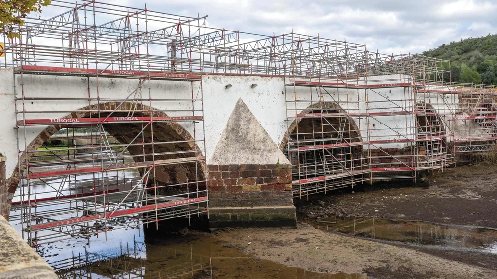 Brücke mit Baugerüst