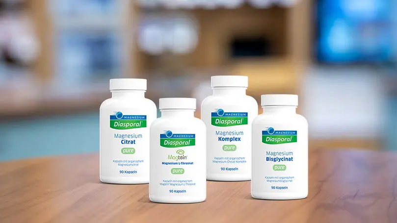 4 Dosen Magnesium Diasporal auf APothekentisch