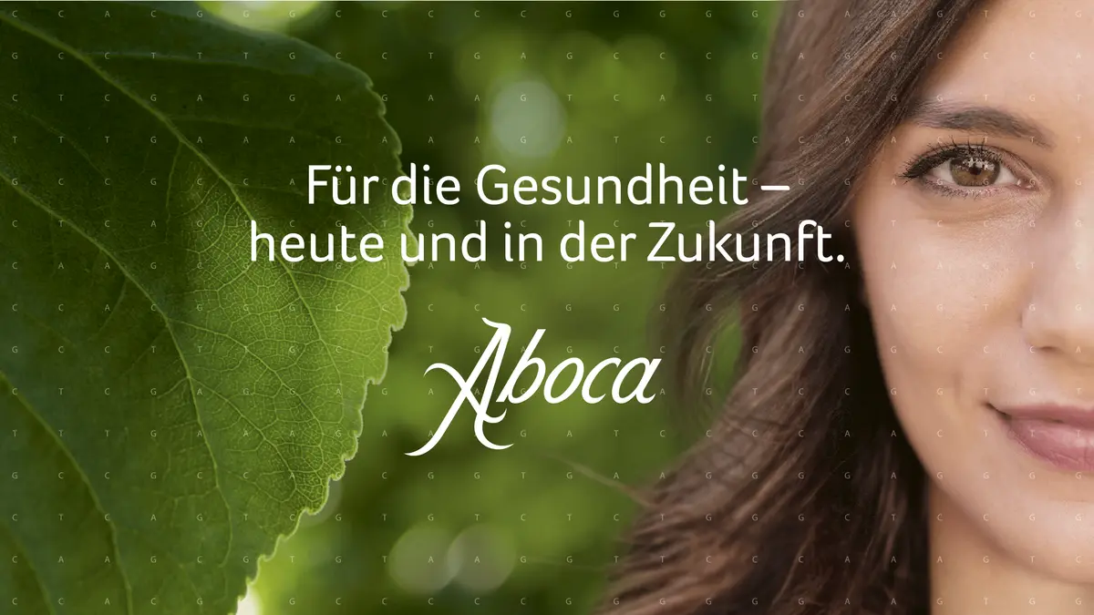 Frau lächelt neben Pflanzenblättern