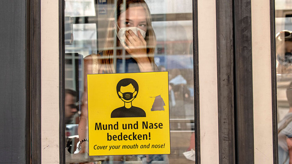 Frau in U-Bahn mit FFP2-Maske
