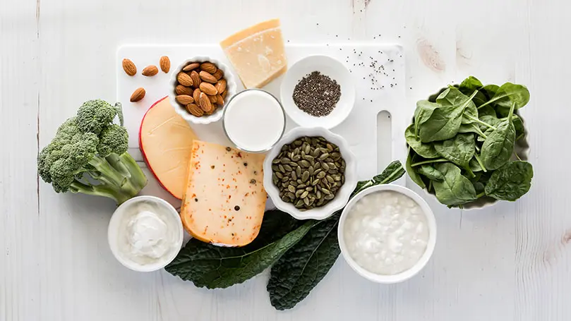 Lebensmittel aus der Vogelperspektive: Brokkoli, Hartkäse, Quark, Spinat und Nüsse