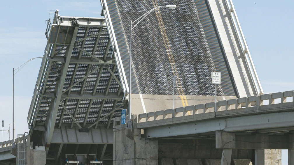Zugbrücke, die gerade hochgefahren ist