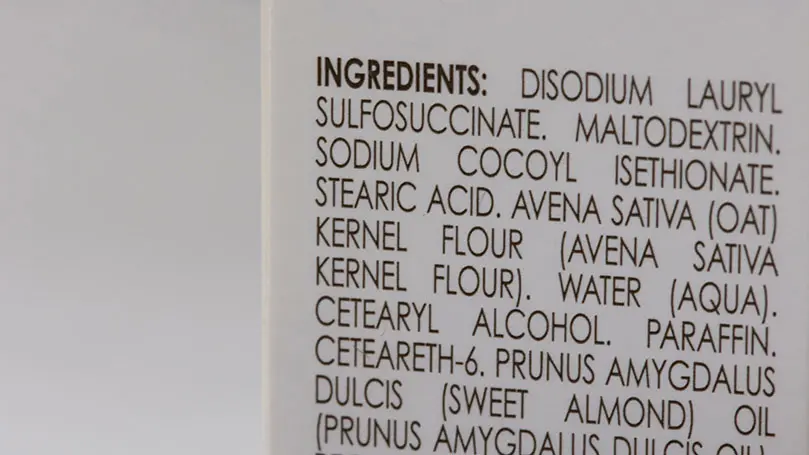 Nahaufnahme einer Inhaltsstoffliste eines Kosmetikproduktes