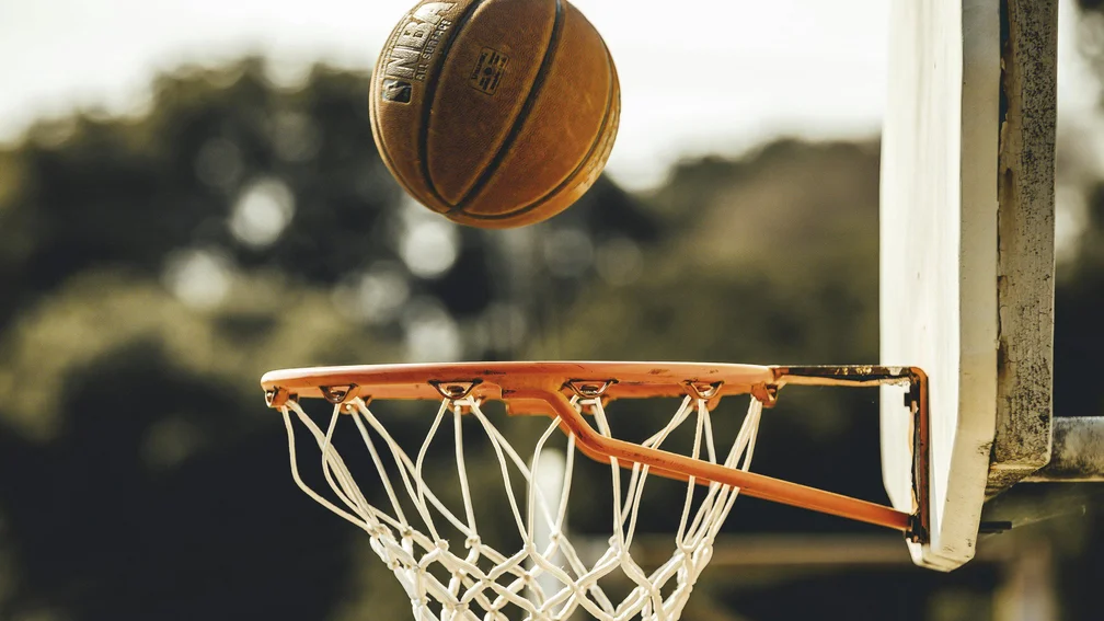 Basketball über einem Basketballkorb