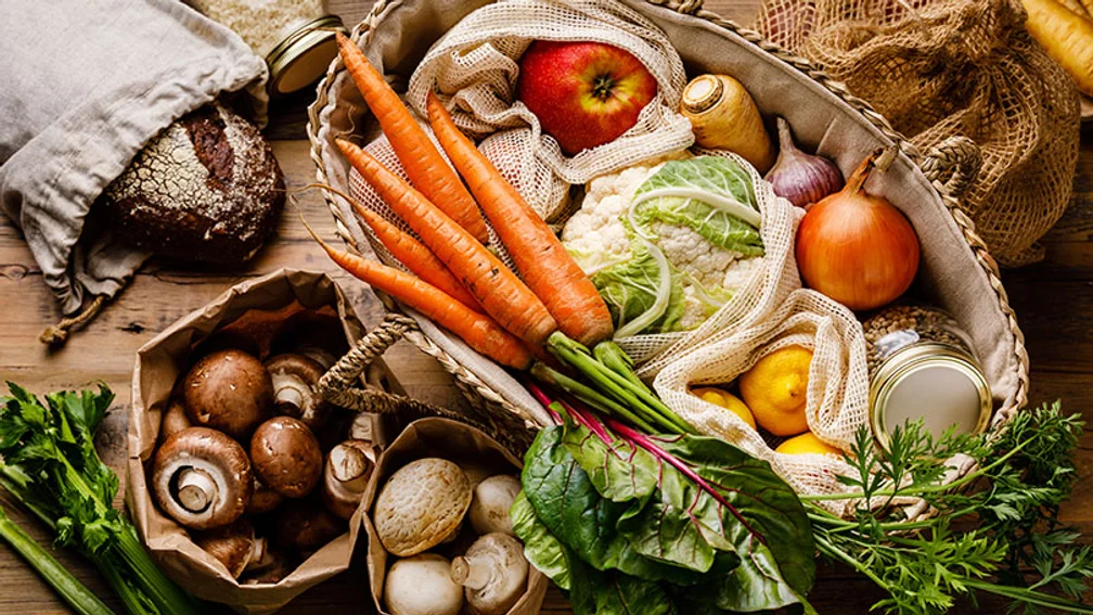 Verschiedenes frisches Gemüse, Obst und ein Vollkornbrot